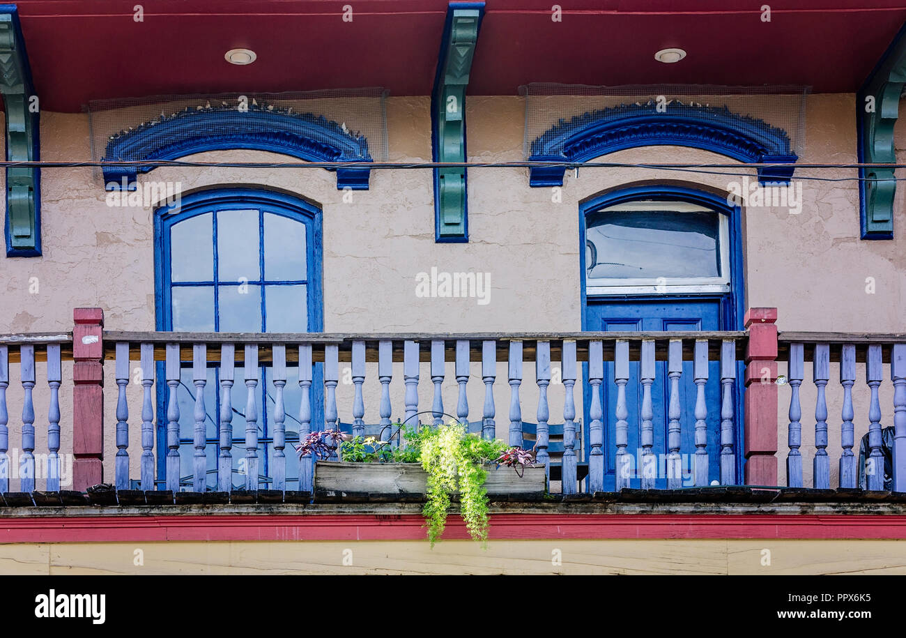Blaue Farbe Akzente der Ordnung Arbeit auf dem Balkon eines Hauses im Französischen Viertel, November 15, 2015, in New Orleans, Louisiana. Stockfoto