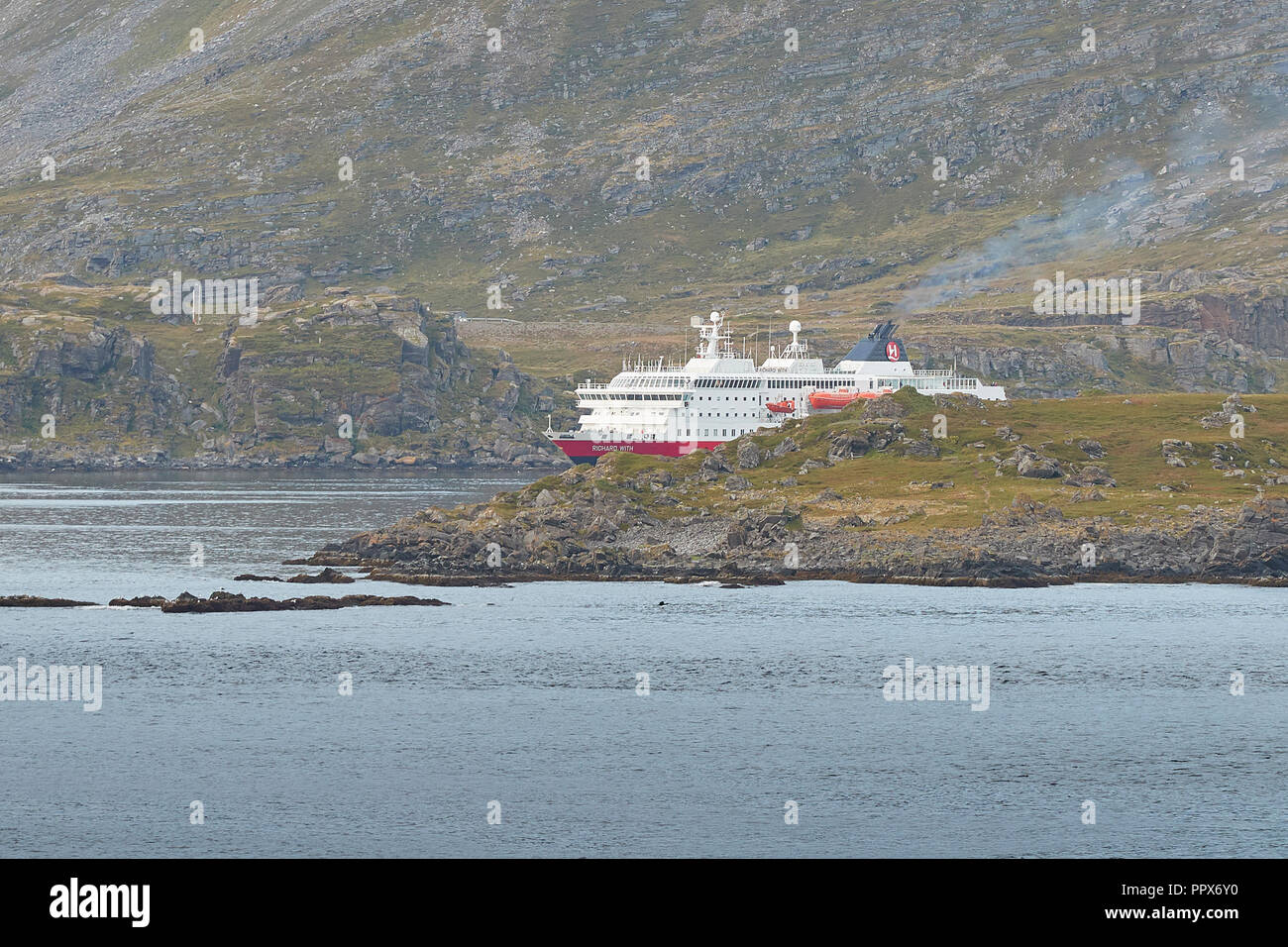 Die norwegische Hurtigruten Fähre, MS Richard With, Abfahrt Havøysund, Segeln Southbound. Norwegen. Stockfoto