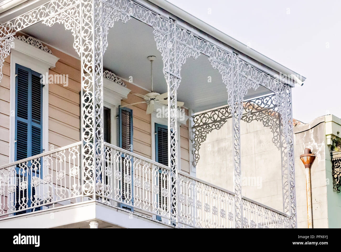 Einem schmiedeeisernen Balkon wird dargestellt im Französischen Viertel in New Orleans, Louisiana. Stockfoto