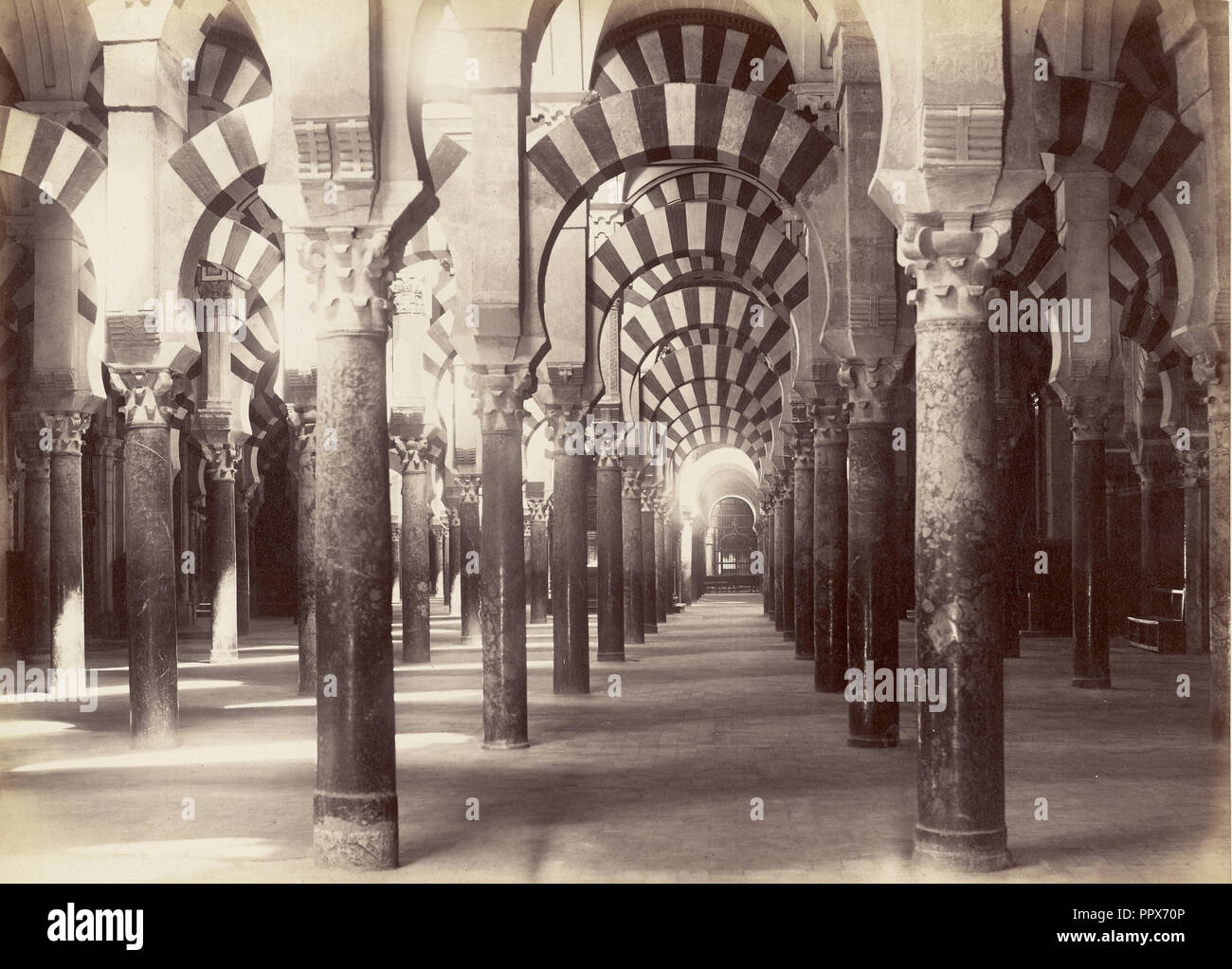 Vista interior de la Mezquita o Catedral, Cordoba; Juan Laurent, Französisch, 1816 - 1892, Cordoba, Spanien; 1875; Eiklar silber Stockfoto
