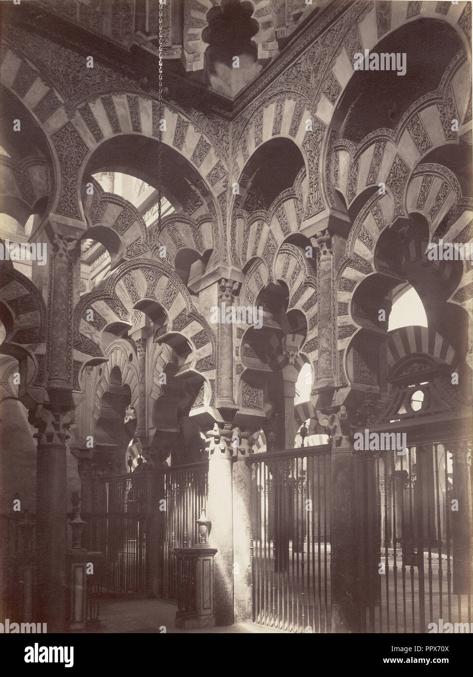 Vista interior del Mihrab o Santuario de la Mezquita; Juan Laurent, Französisch, 1816 - 1892, Cordoba, Spanien; 1875; Eiklar silber Stockfoto