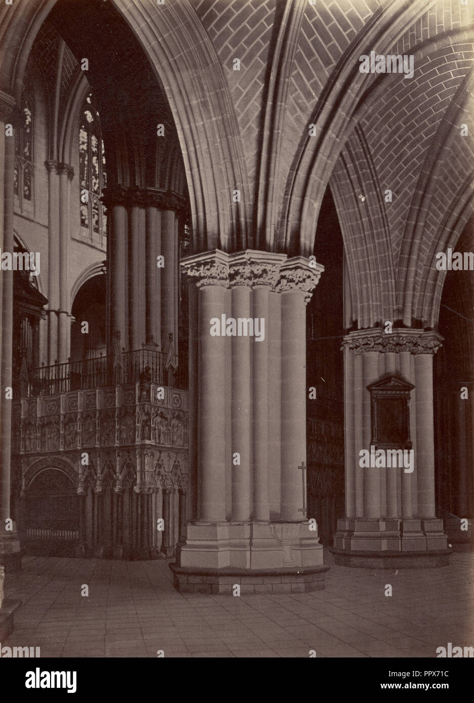Vista interior de la Catedral, Toledo; Juan Laurent, Französisch, 1816 - 1892, Toledo, Spanien; 1865; Eiklar silber Drucken Stockfoto