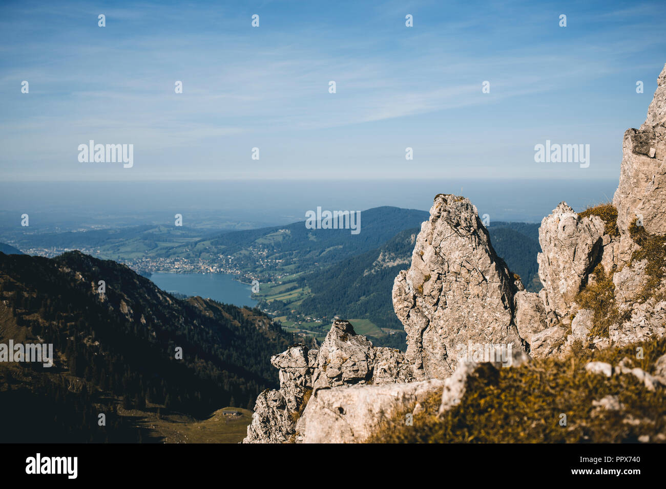 Blick ins Tal, auf den Horizont, Wandern mit Ausblick auf den Spitzingsee, Bayern, Deutschland, Voralpenland Stockfoto