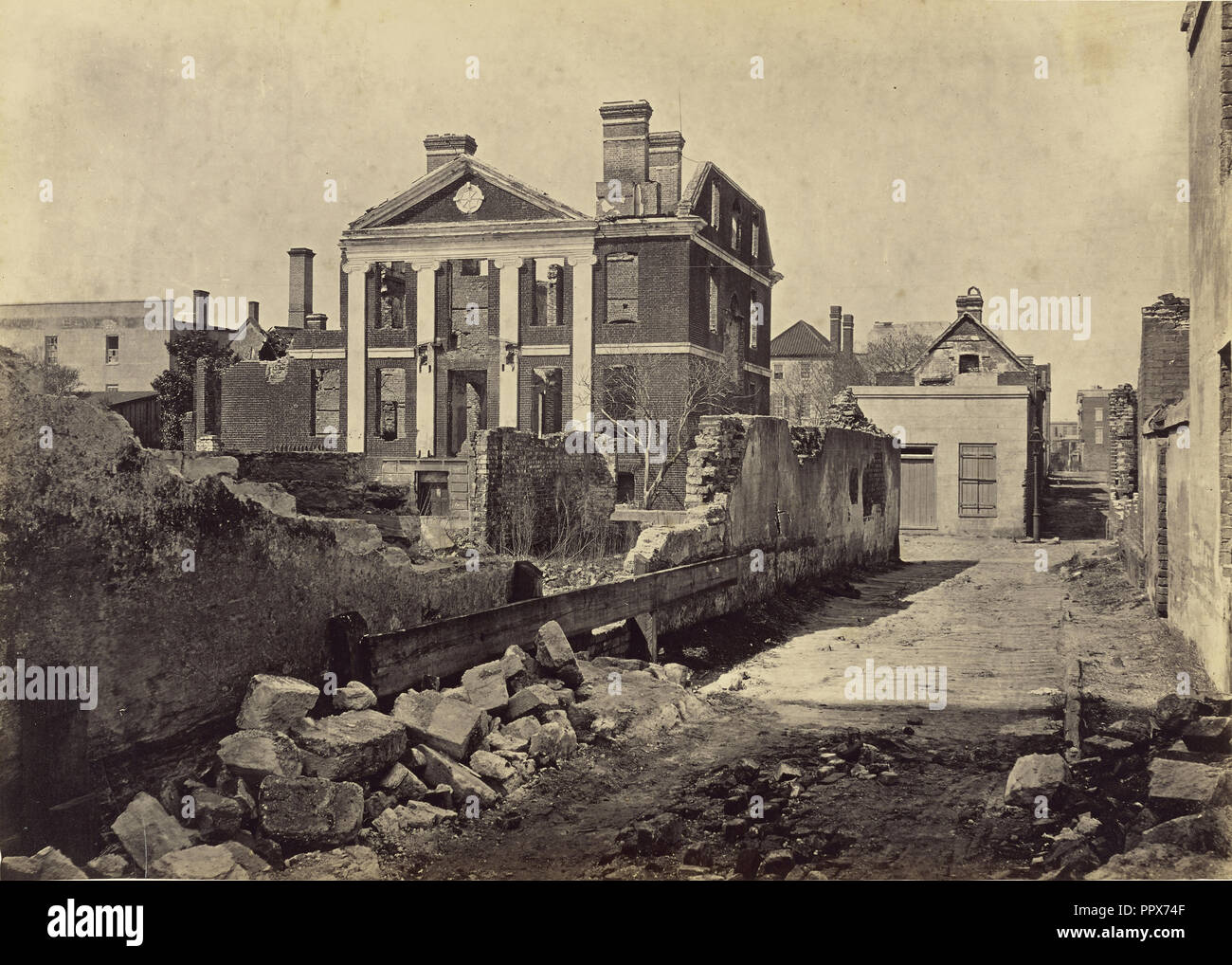 Ruinen der Pinckney Mansion, Charleston, South Carolina; George N. Barnard, American, 1819 - 1902, Charleston, South Carolina Stockfoto