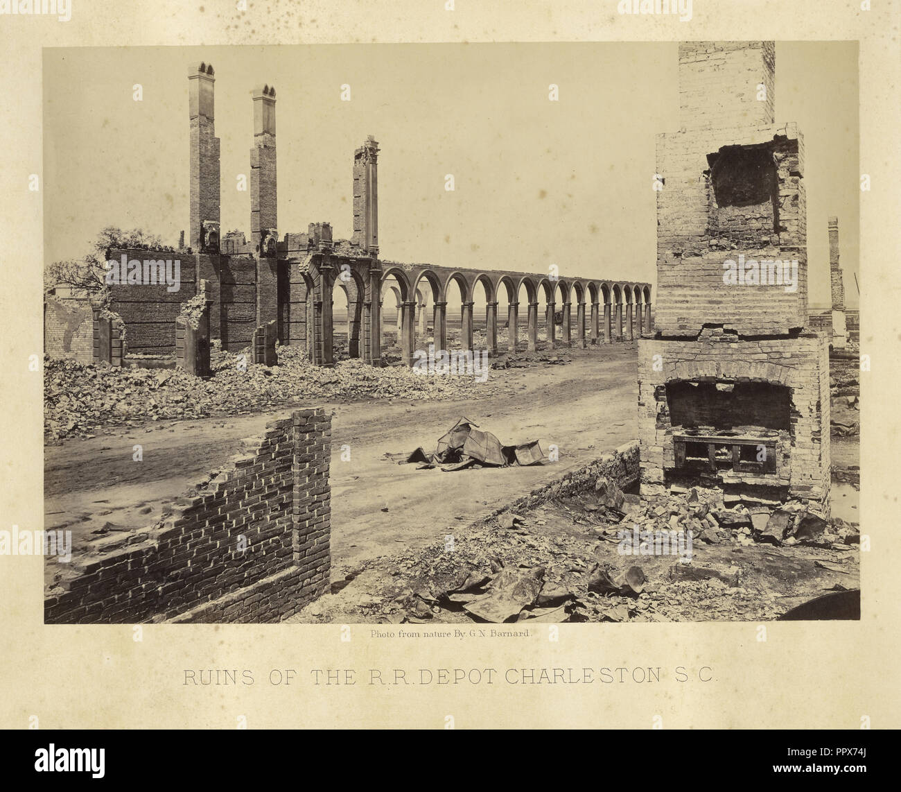 Ruinen der Railroad Depot, Charleston, South Carolina; George N. Barnard, American, 1819 - 1902, negativ über 1865; Drucken Stockfoto
