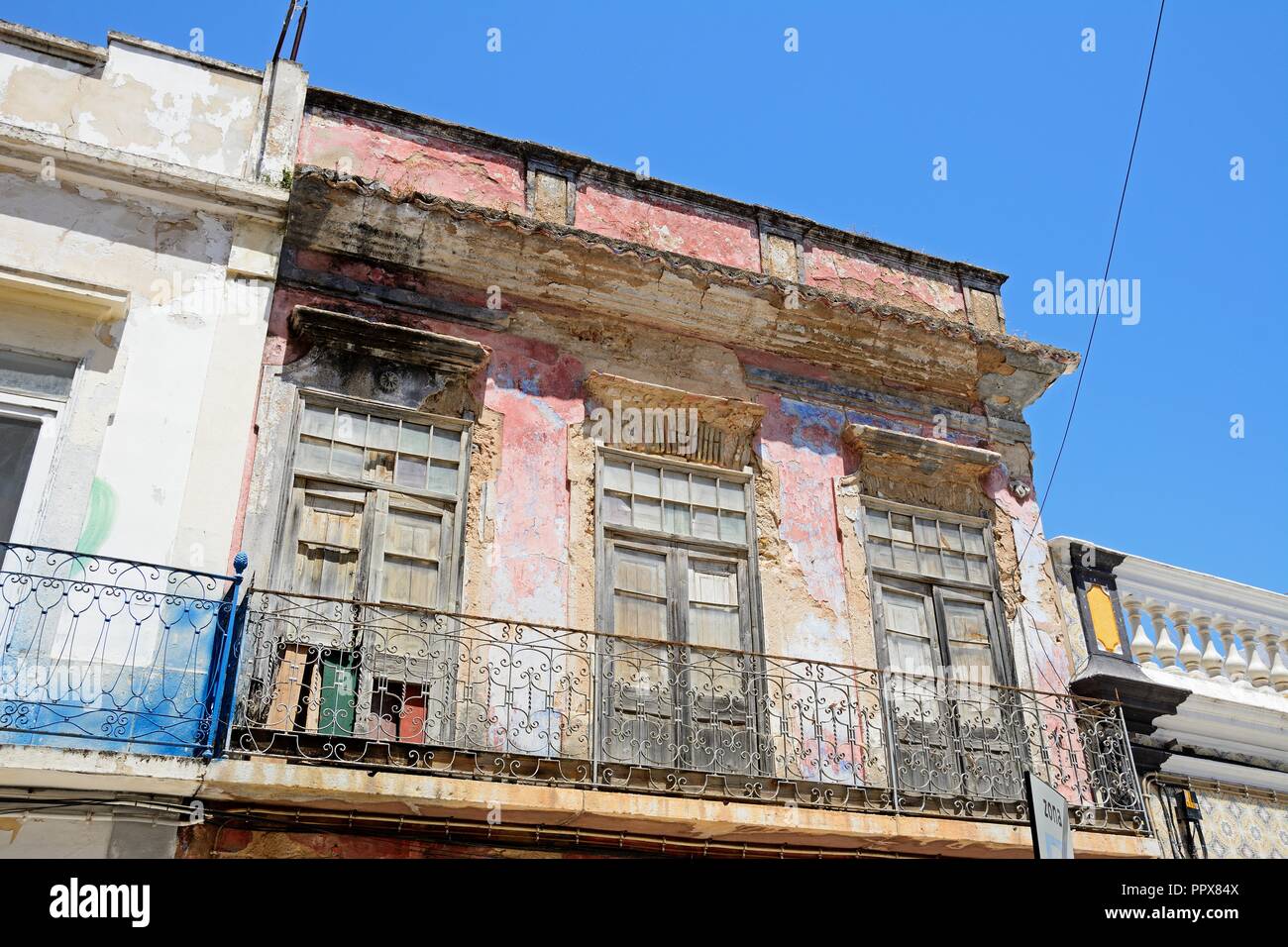 Traditionelle portugiesische Gebäude in der Altstadt bedürfen einer Renovierung, Olhau, Algarve, Portugal, Europa. Stockfoto