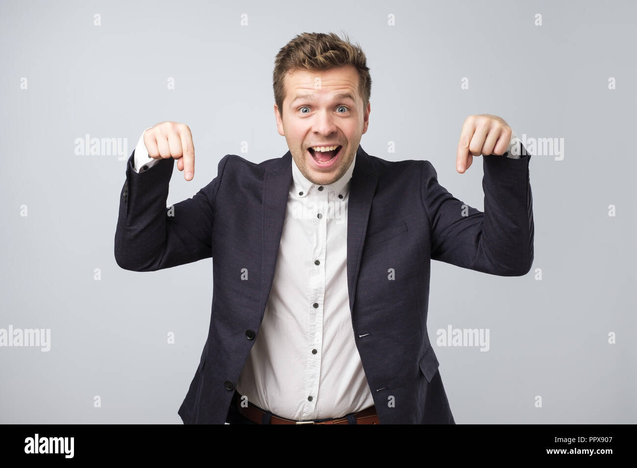 Portrait einer jungen Geschäftsmann auf wichtige Informationen hin Stockfoto