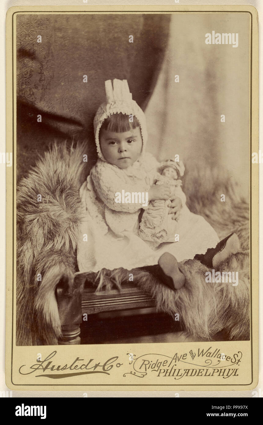 Baby Mädchen in Motorhaube, Sitz, eine Puppe hält; A. Husted & Company; 1880; Eiklar silber Drucken Stockfoto