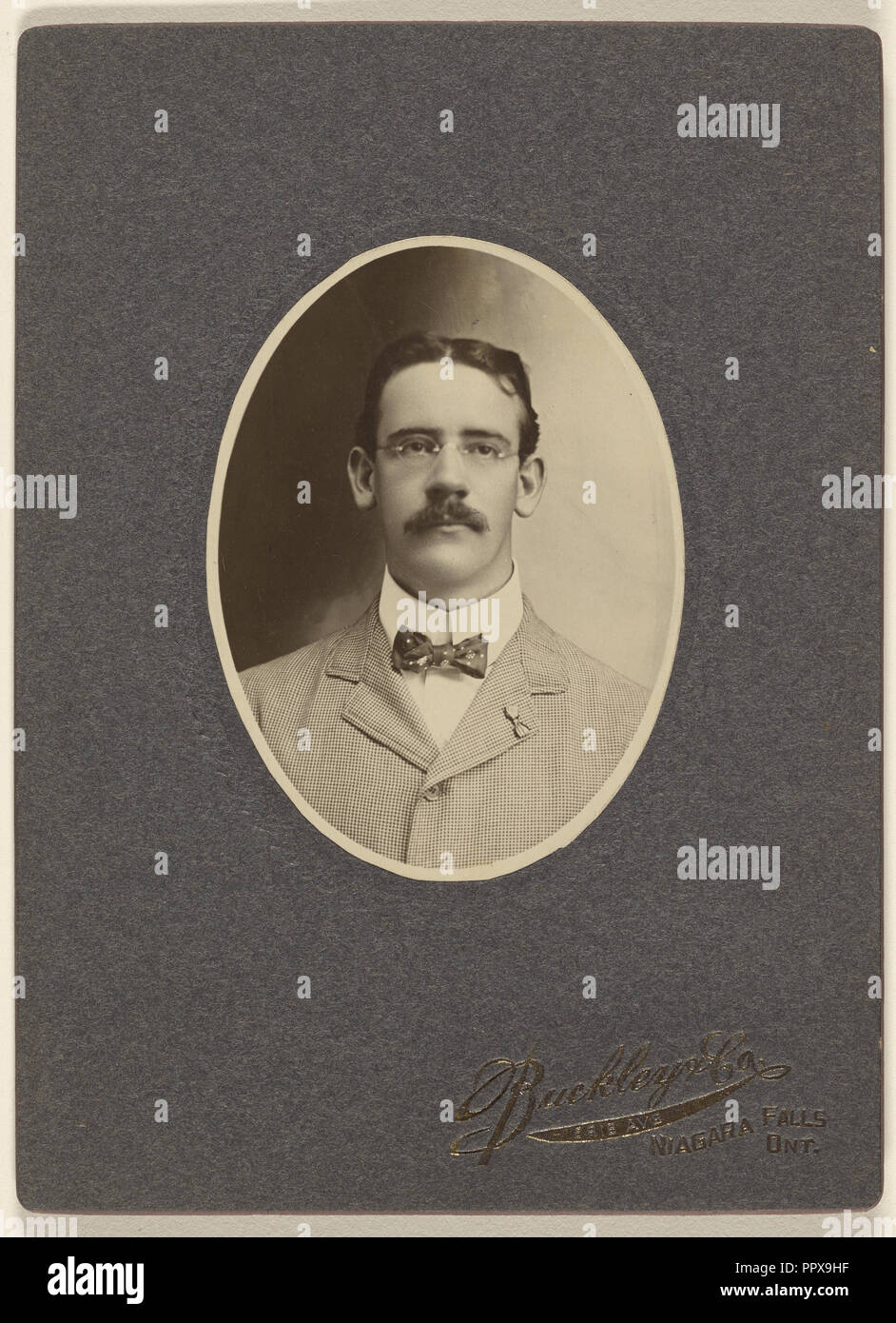 Mann mit Schnurrbart tragen Kabel Brille; Buckley & Company; 1900; Platin drucken Stockfoto