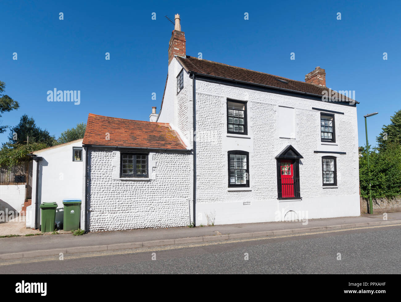 Denkmalgeschützte (Grad 2) weiße Zeit Haus mit angehobenen vorderen Tür & Keller in Littlehampton, West Sussex, UK. Stockfoto
