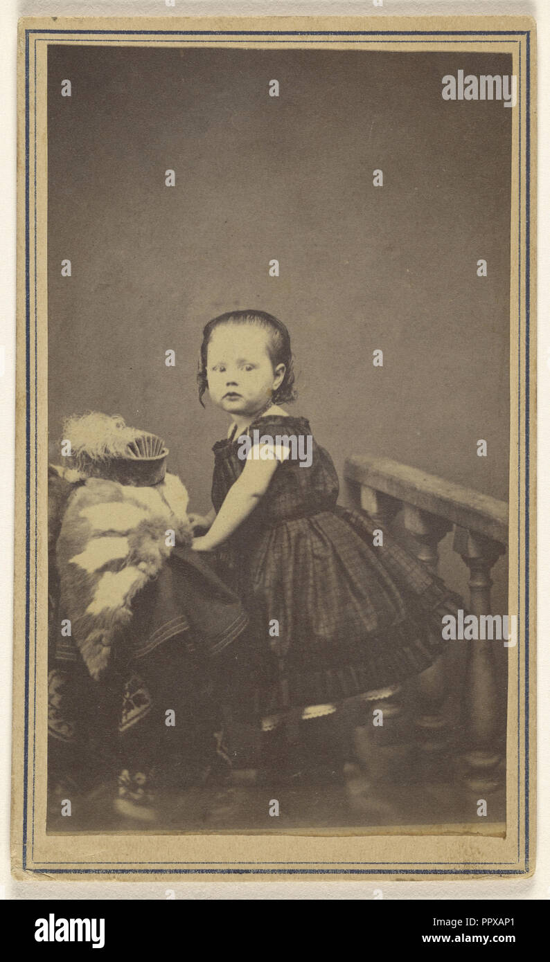 Kleines Mädchen stand, stützte sich auf eine Stütze im Studio; S. Bruckner; 1865 - 1870; Eiklar silber Drucken Stockfoto