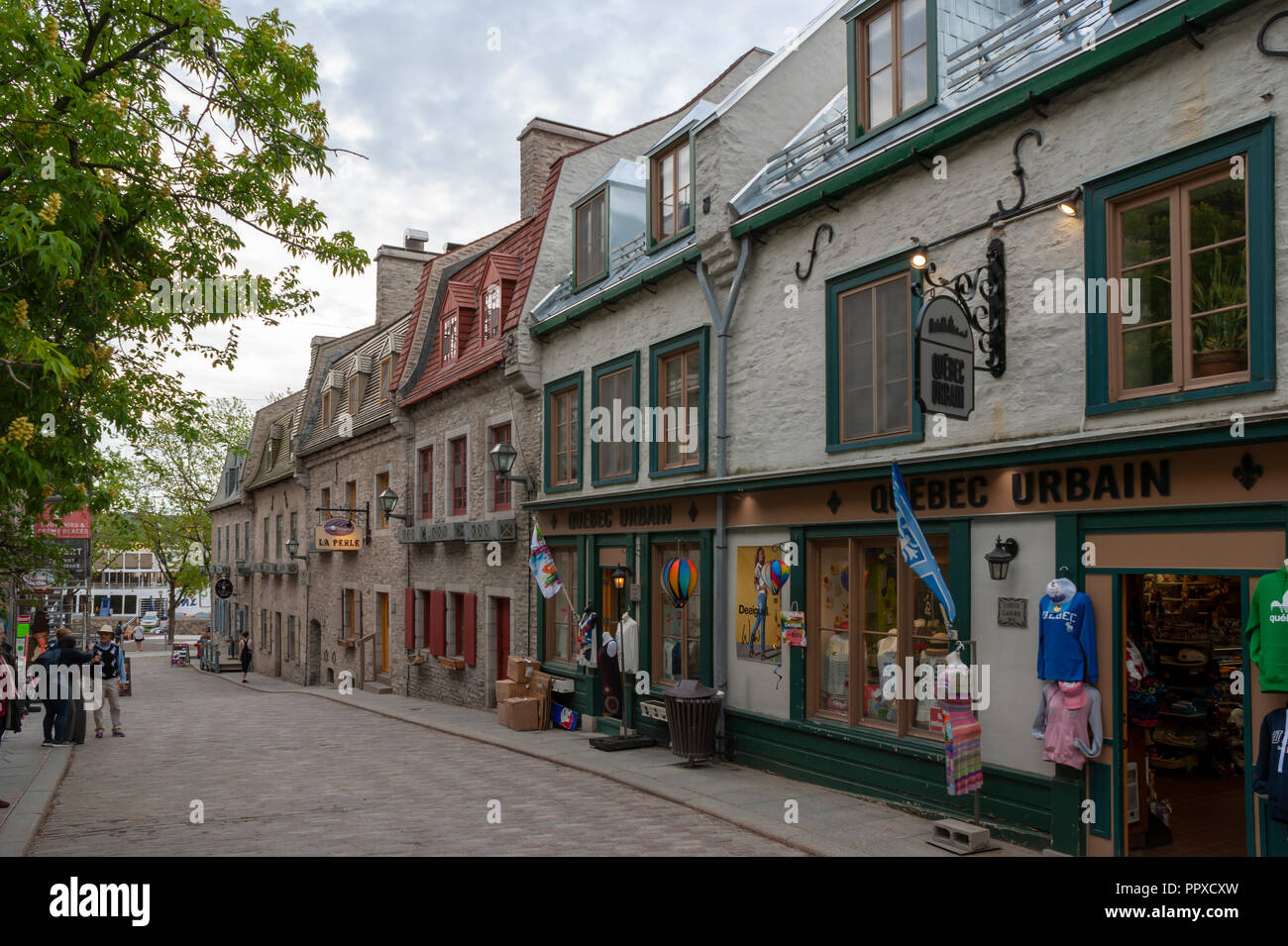 Rue SousleFort eine schmale Straße mit Geschäften und Bistros im