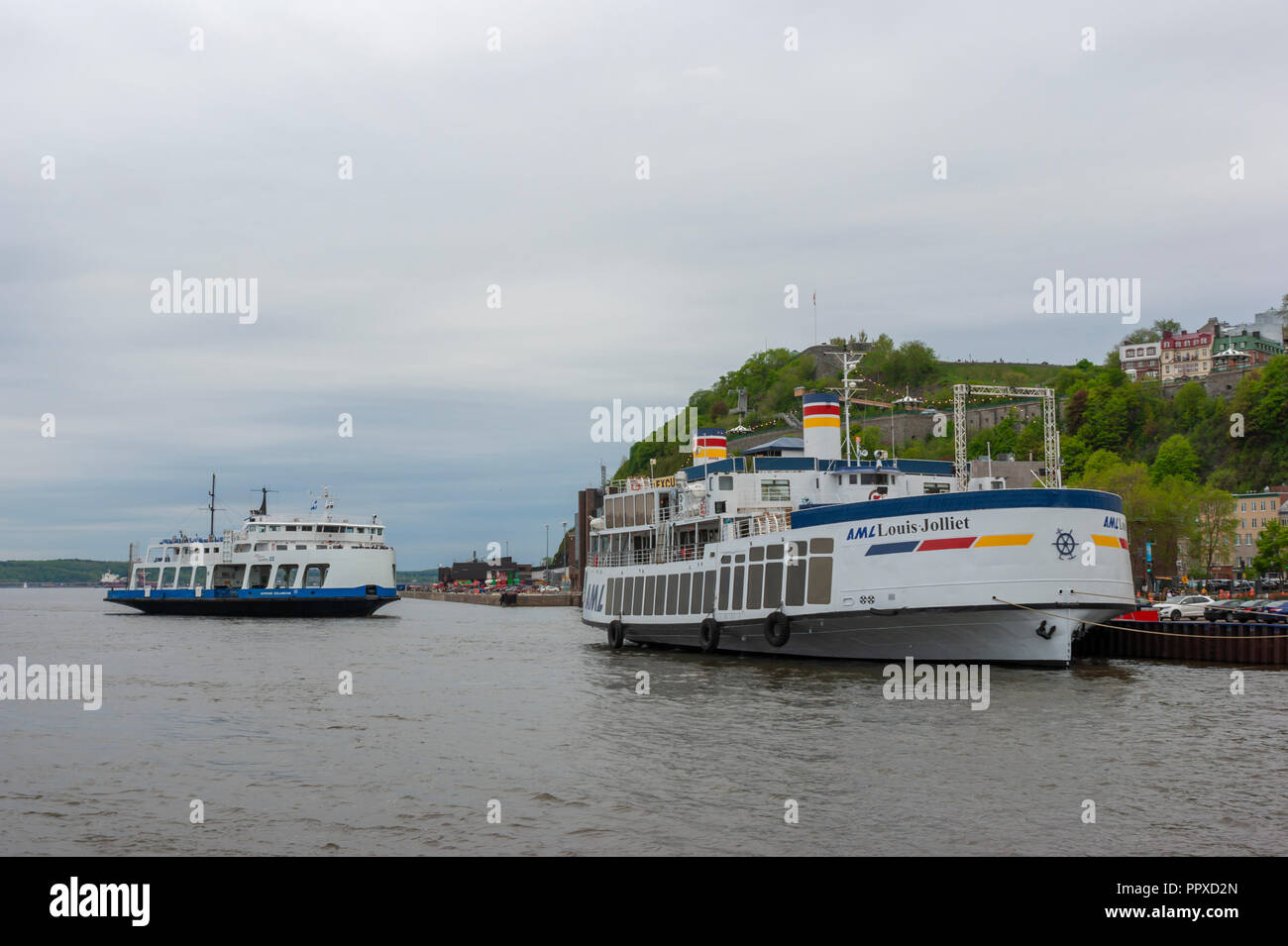 Fähre anreisen, auf der Fähre und Schiff vertäut am Quai (Pier) Chouinard, auf dem St. Lawrence River. Hafen von Quebec, Quebec, Kanada Stockfoto