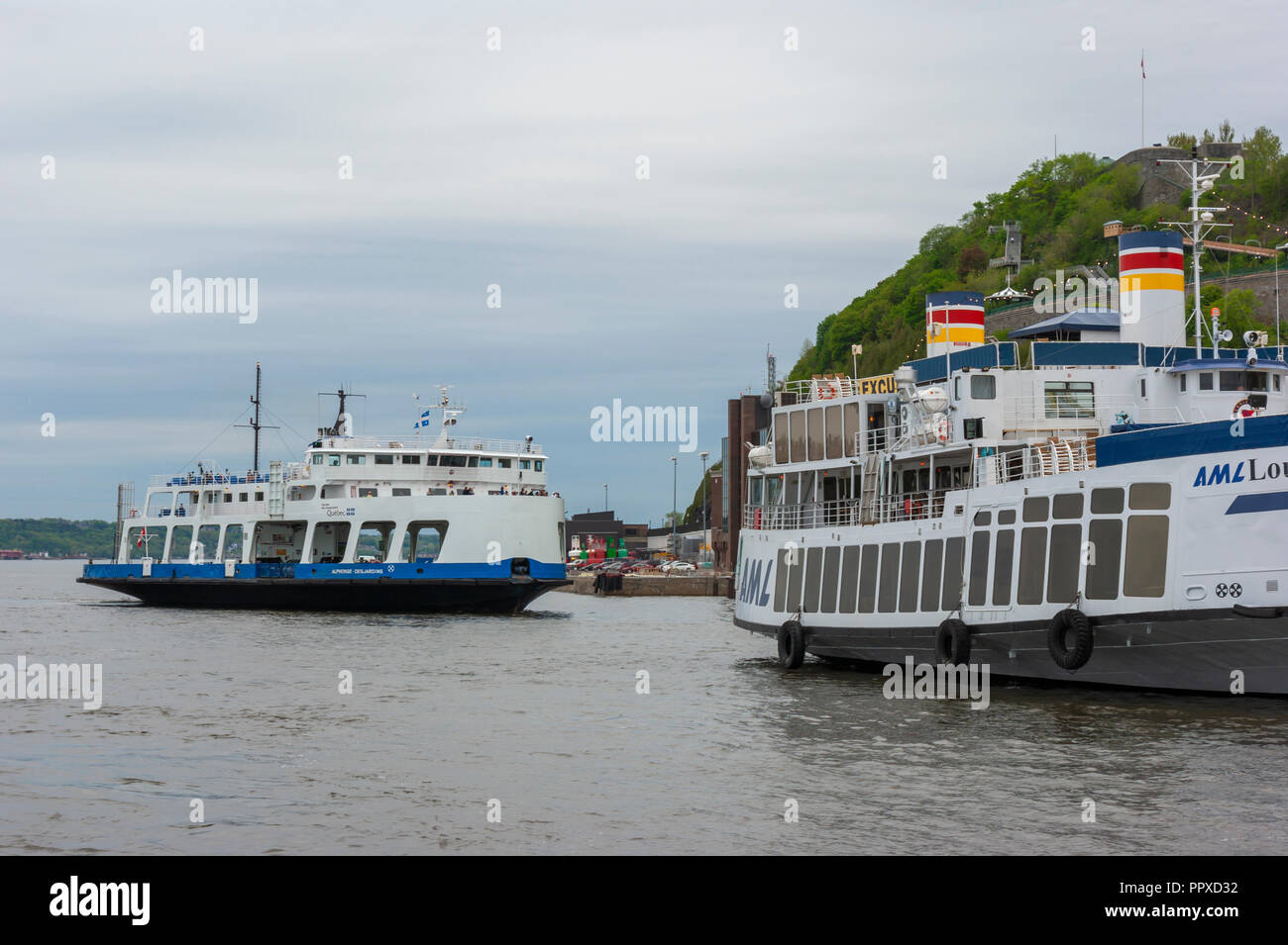 Fähre anreisen, auf der Fähre und Schiff vertäut am Quai (Pier) Chouinard, auf dem St. Lawrence River. Hafen von Quebec, Quebec, Kanada Stockfoto