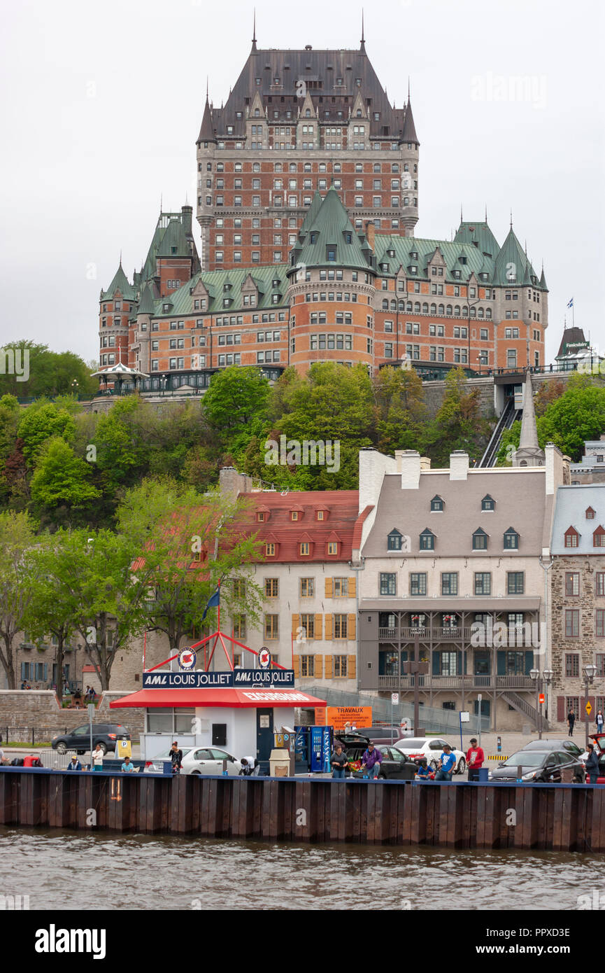 Das Château Frontenac thront auf dem Cap Diamant Vorgebirge, oberhalb des  Alten Quebec untere Stadt (Unterstadt). Quebec City, Quebec, Kanada  Stockfotografie - Alamy