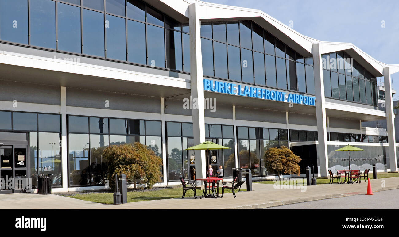 Burke Lakefront Airport (BKL) in der Innenstadt von Cleveland, Ohio, USA, der erste US-Flughafen und erste Kommunal besessen und Flughafen. Stockfoto