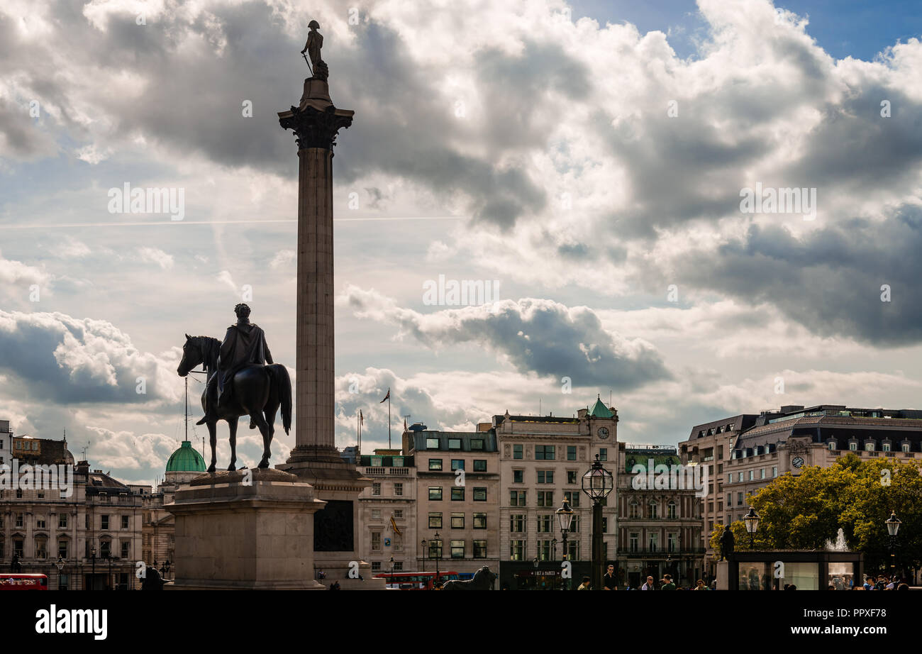 London/Großbritannien - 15. September 2018: Die Statue von König George IV und die Nelson Spalte in Trafalgar Square, an einem bewölkten Nachmittag im Herbst fallen. Stockfoto