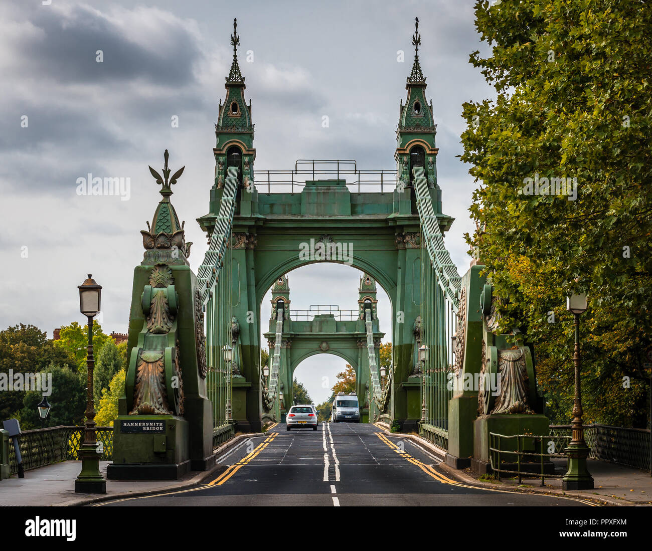 London, Großbritannien - 18 September, 2018: Blick auf die Hammersmith Bridge, eine Hängebrücke, die Themse in West London kreuzt. Stockfoto