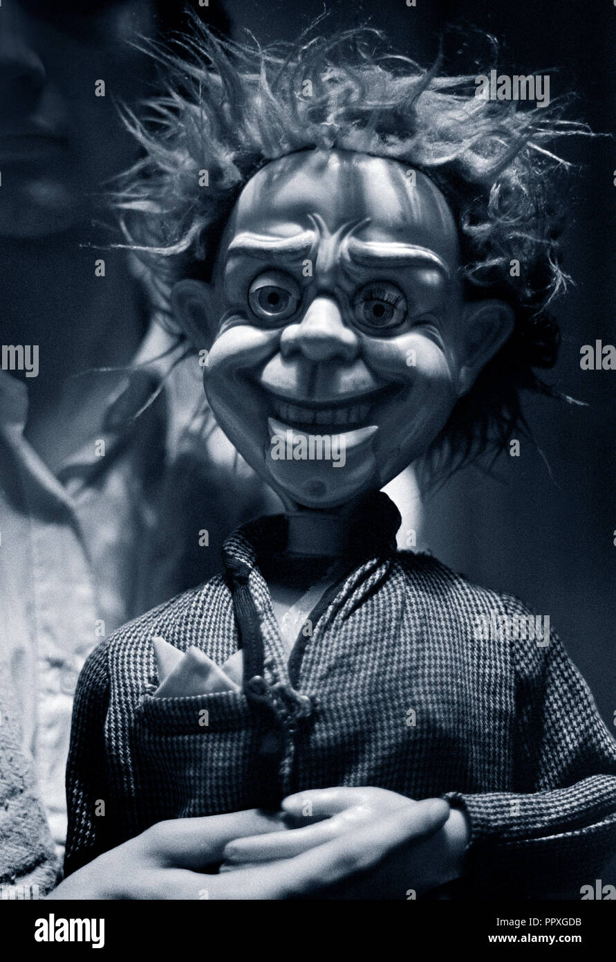 Unheimlich doll mit einem Mann halten Stockfoto