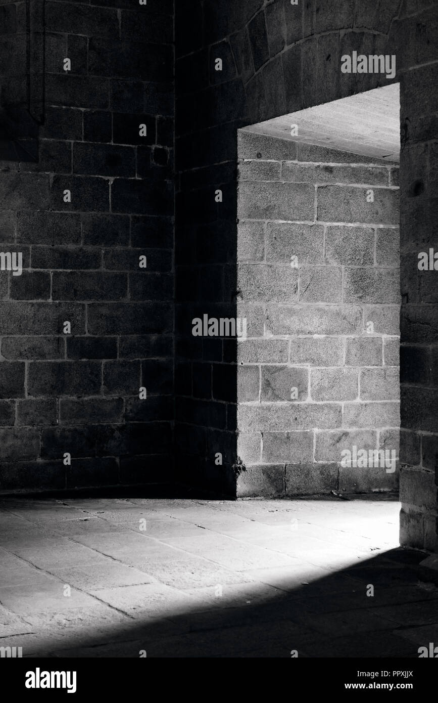 Furchtsamen Blick auf hohlen auf alten Steinmauer in Kirche mit tiefen Schatten und Lichter. Konzept erschrecken, Unheimlich, mysteriös, Abstract, ghost, ängstlich, mit Spa Stockfoto