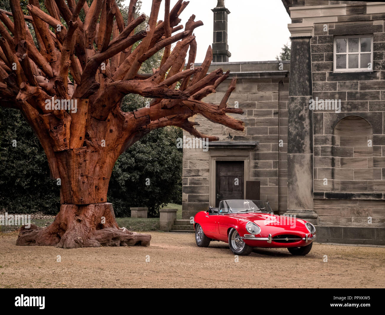 1964 Jaguar E-Type Serie 1 3.8 von Ai Weiweis Skulptur in Yorkshire Sculpture Park West Yorkshire Großbritannien geparkt Stockfoto