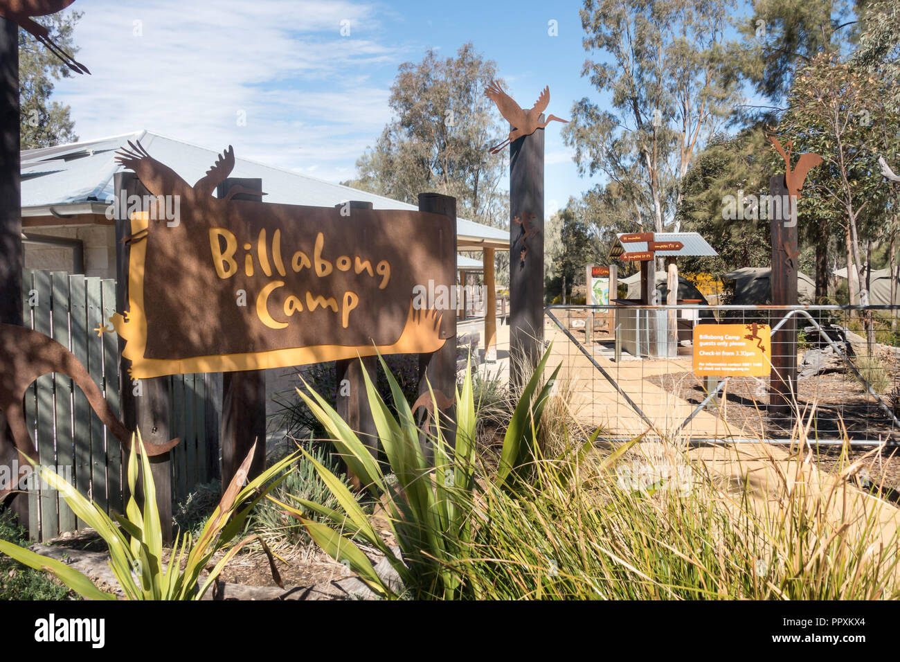 Eingang zu Billabong Campingplatz in Dubbo Zoo NSW Australien. Stockfoto