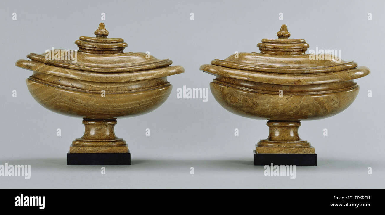 Paar Vasen; Italien; Anfang des 17. Jahrhunderts; Goldene Alabaster, Alabastro dorato, mit paragone Marmor Sockel Stockfoto