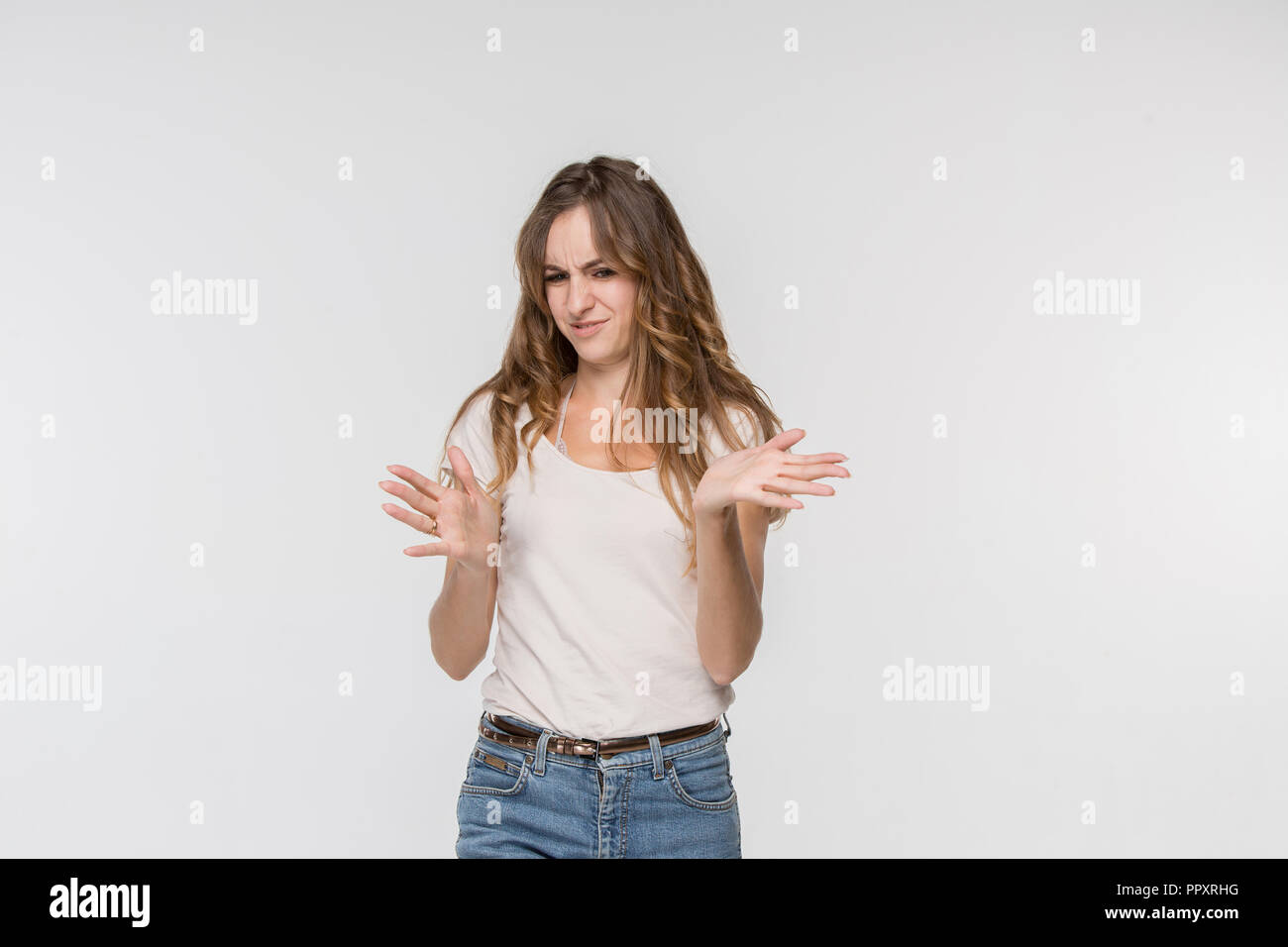 Ablehnen, Ablehnung, Zweifel Konzept. Zweifelnd Frau mit nachdenklichen Ausdruck Wahl treffen. Junge emotionale Frau. Menschliche Gefühle, Mimik Konzept. Vorne. Studio. Auf weiß Isoliert Stockfoto