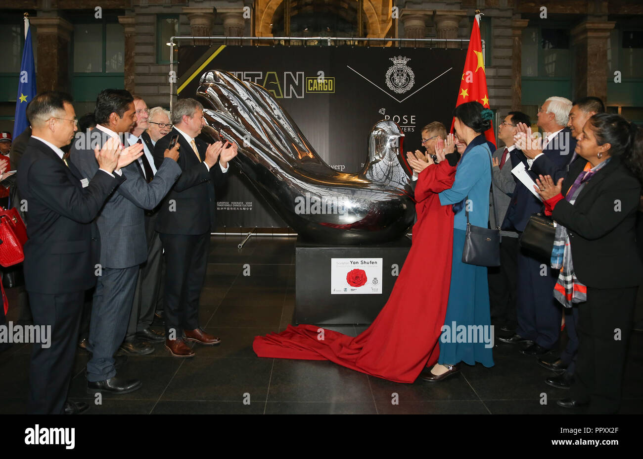 Antwerpen, Belgien. 27 Sep, 2018. Ludo Van Campenhout (5 l), Antwerpen stellvertretender Bürgermeister, und Bildhauer Yan Shufen (5. R) an einem enthüllungsfeier für Yan's Arbeit in Antwerpen Bahnhof in Antwerpen, Belgien, an Sept. 27, 2018. Mehrere Organisationen und Institutionen am Donnerstag unterzeichnet, eine ehrgeizige Vereinbarung zur gemeinsamen Arbeit Zugverbindungen zwischen dieser belgischen Hafen und der chinesischen Hafenstadt Shanghai vorstellen. Um mit der Seidenstraße Personenzug zwischen Antwerpen, Shanghai geplant. Credit: Ihr Pingfan/Xinhua/Alamy leben Nachrichten Stockfoto