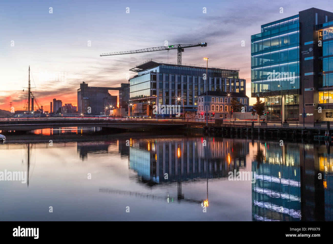 Die Stadt Cork, Cork, Irland. 28. September, 2018. Die neue Navigation quadratisches Gebäude, bevor die Dämmerung, die nun kurz vor ihrem Abschluss auf Albert Quay, Cork. Quelle: David Creedon/Alamy leben Nachrichten Stockfoto