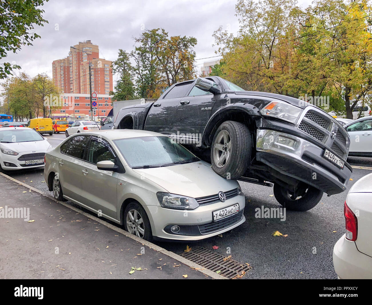 Moskau, Russland. 28. Sep 2018. Das Fahrzeug stürzte in eine Anzahl von Autos und fuhr auf dem Dach des Autos bei einem Unfall mit mehreren Fahrzeugen am 28. September 2018 in Moskau, Russland Quelle: Dmitri Winogradow/Alamy leben Nachrichten Stockfoto