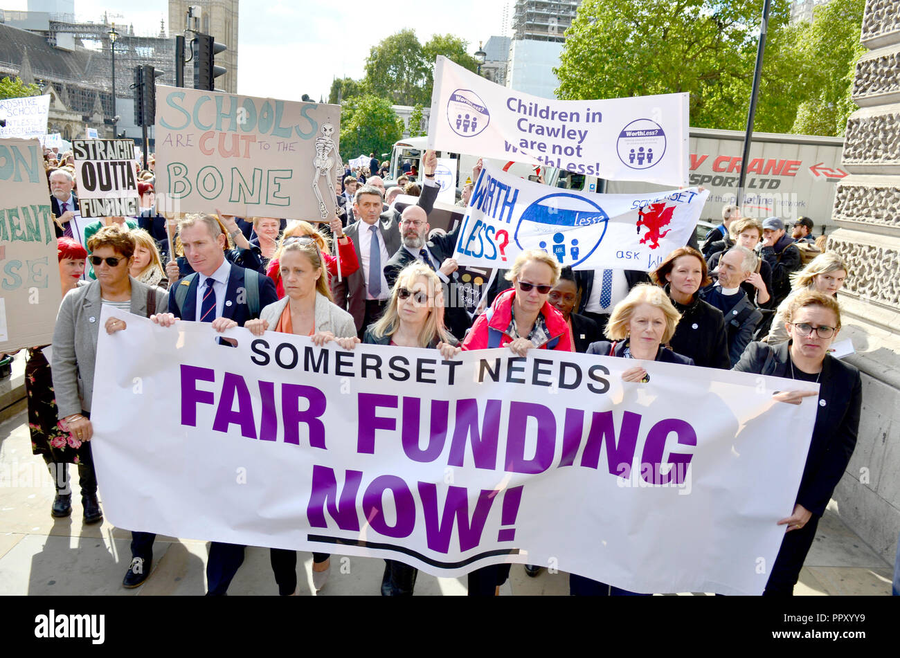 Westminster, Großbritannien. 28. September 2018. Bis zu 1000 Schulleiter für eine Rallye im Parlament Platz vor marschieren Downing Street in einem Brief an Nr. 11 gegen reale Begriff Kürzungen im bildungsetat und fordert zusätzliche Mittel für Schulen zu protestieren Hand zusammenbauen. Credit: PjrFoto/Alamy leben Nachrichten Stockfoto