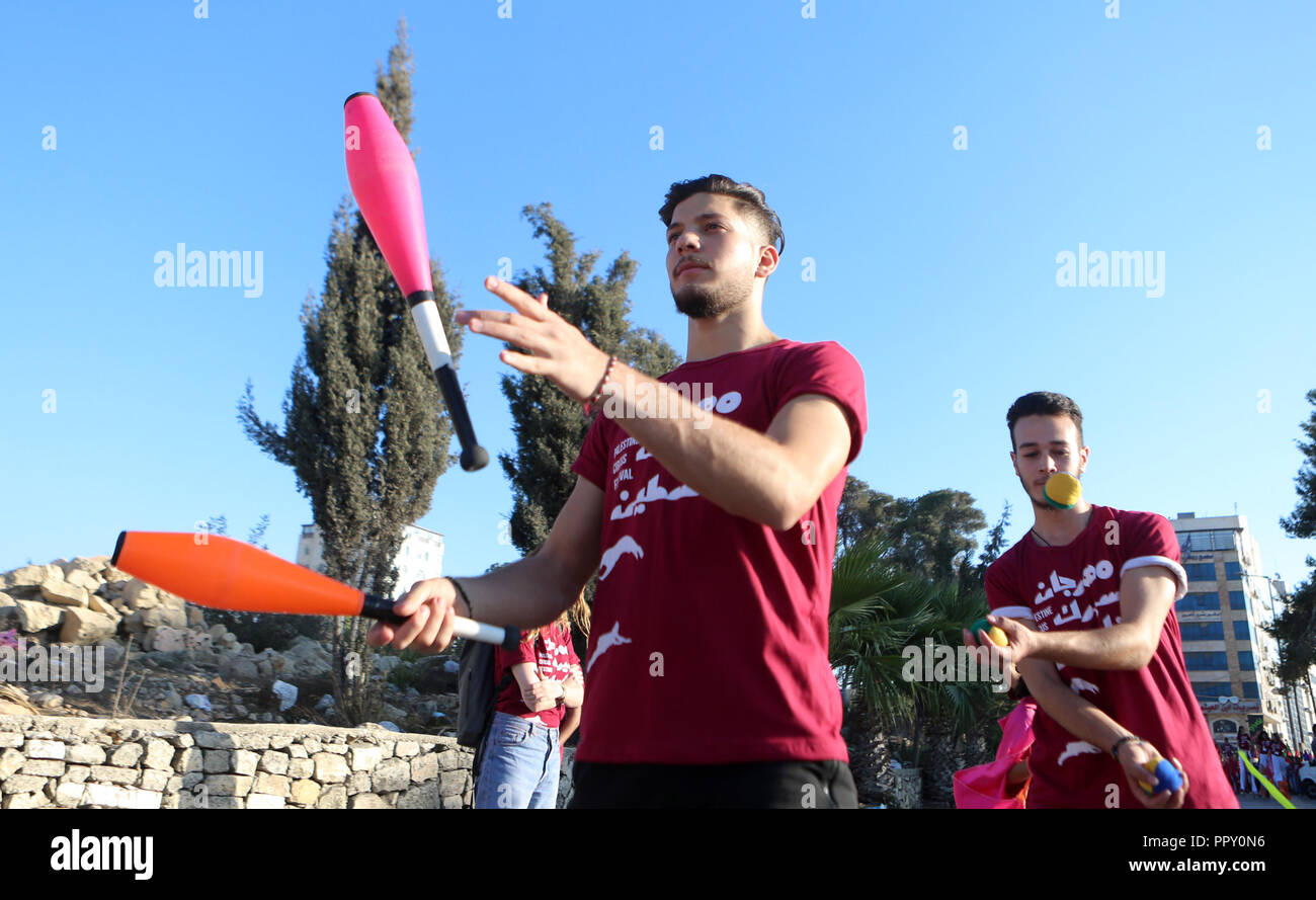 Ramallah, West Bank, Palästina. 27 Sep, 2018. Palästinensischen führen die Teilnehmer an der Straße in Palästina Circus Festival 2018 in der West Bank Stadt Ramallah am 27. September 2018 Quelle: Shadi Hatem/APA-Images/ZUMA Draht/Alamy leben Nachrichten Stockfoto