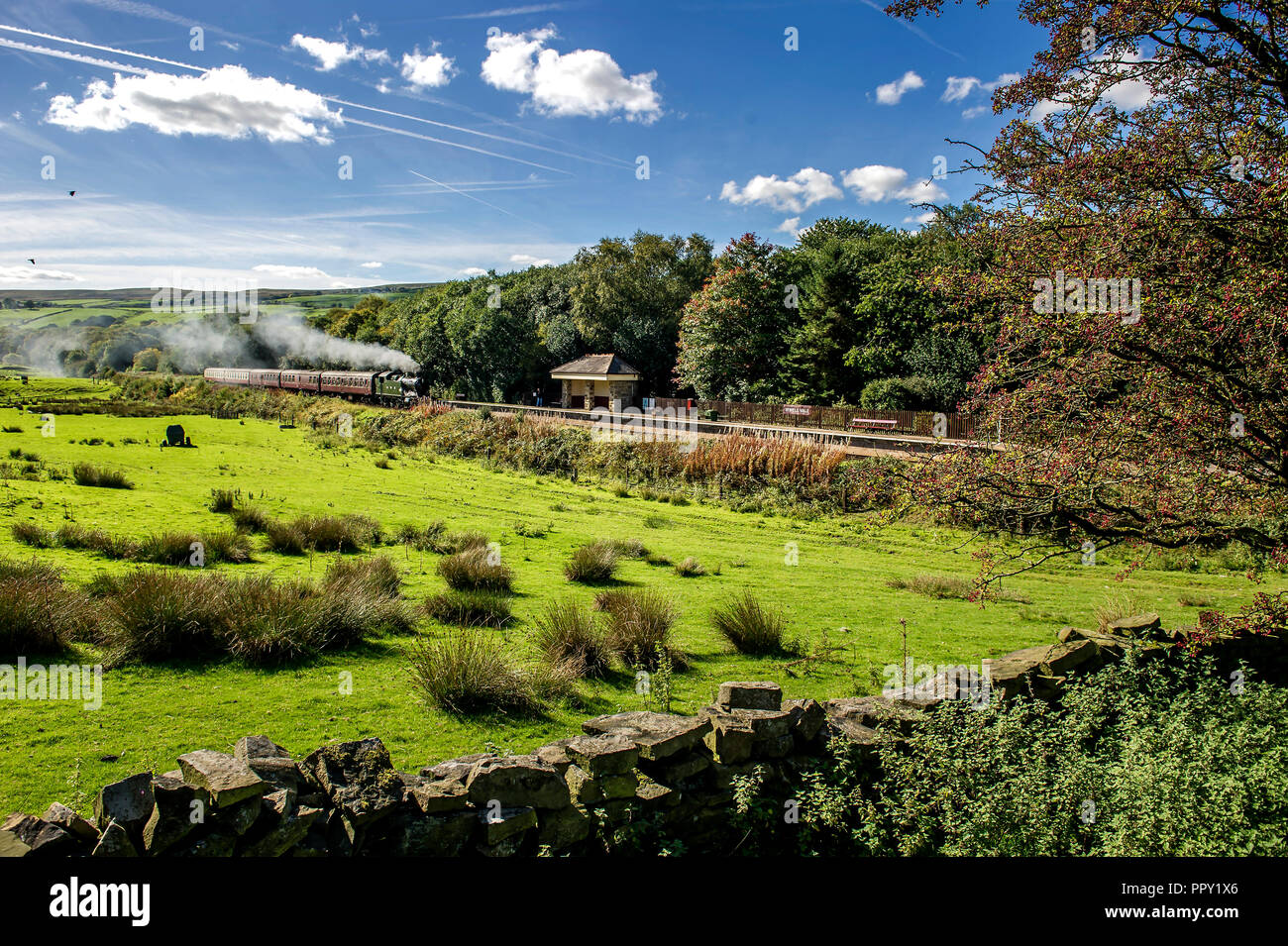 Lancashire, UK. 28. September 2018. UK Wetter: Herrliche Herbst Sonnenschein als Motornummer4270 Hols Fahrgäste entlang der East Lancashire Eisenbahn im malerischen Irwell Valley in Lancashire. Bild von Paul Heyes, Freitag, 28. September 2018. Credit: Paul Heyes/Alamy leben Nachrichten Stockfoto