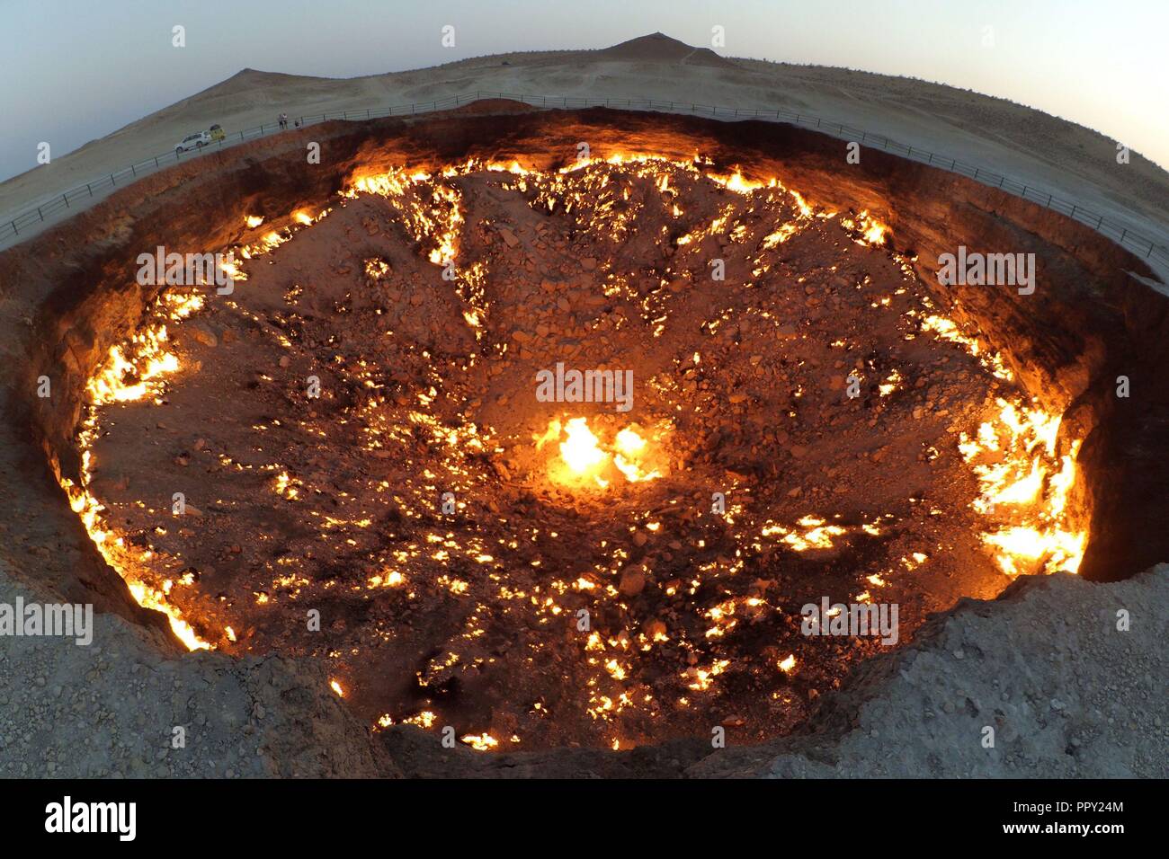 Derweze, Turkmenistan. 28 Sep, 2018. Die darvaza gas Krater, vor Ort als die "Tür zur Hölle" oder "Pforten der Hölle" bekannt, ist ein Erdgasfeld brach in einer unterirdischen Kaverne in Derweze, Turkmenistan. Geologen in Brand gesetzt, um die Verbreitung von Methan zu verhindern, und es wird gedacht, kontinuierlich zu brennen seit 1971. Der Durchmesser der Krater ist 69 Meter (226 ft), und die Tiefe 30 Meter (98 ft). Der Krater ist eine beliebte Touristenattraktion. Seit 2009, 50.000 Touristen haben die Website besucht. Credit: SIPA Asien/ZUMA Draht/Alamy leben Nachrichten Stockfoto