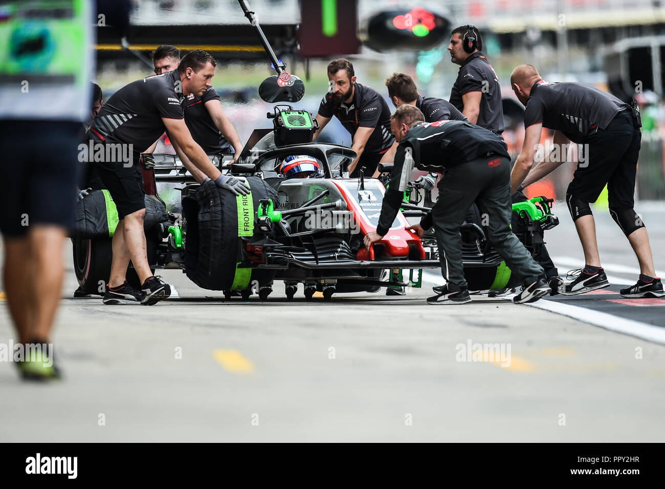 Sochi, Russland. 28 Sep, 2018. Romain Grosjean von Haas F1 Team wird an die pit-stop im zweiten Training bei Formel 1 VTB Grand Prix in Sotschi, Russland, Sept. 28, 2018. Credit: Evgeny Sinitsyn/Xinhua/Alamy leben Nachrichten Stockfoto