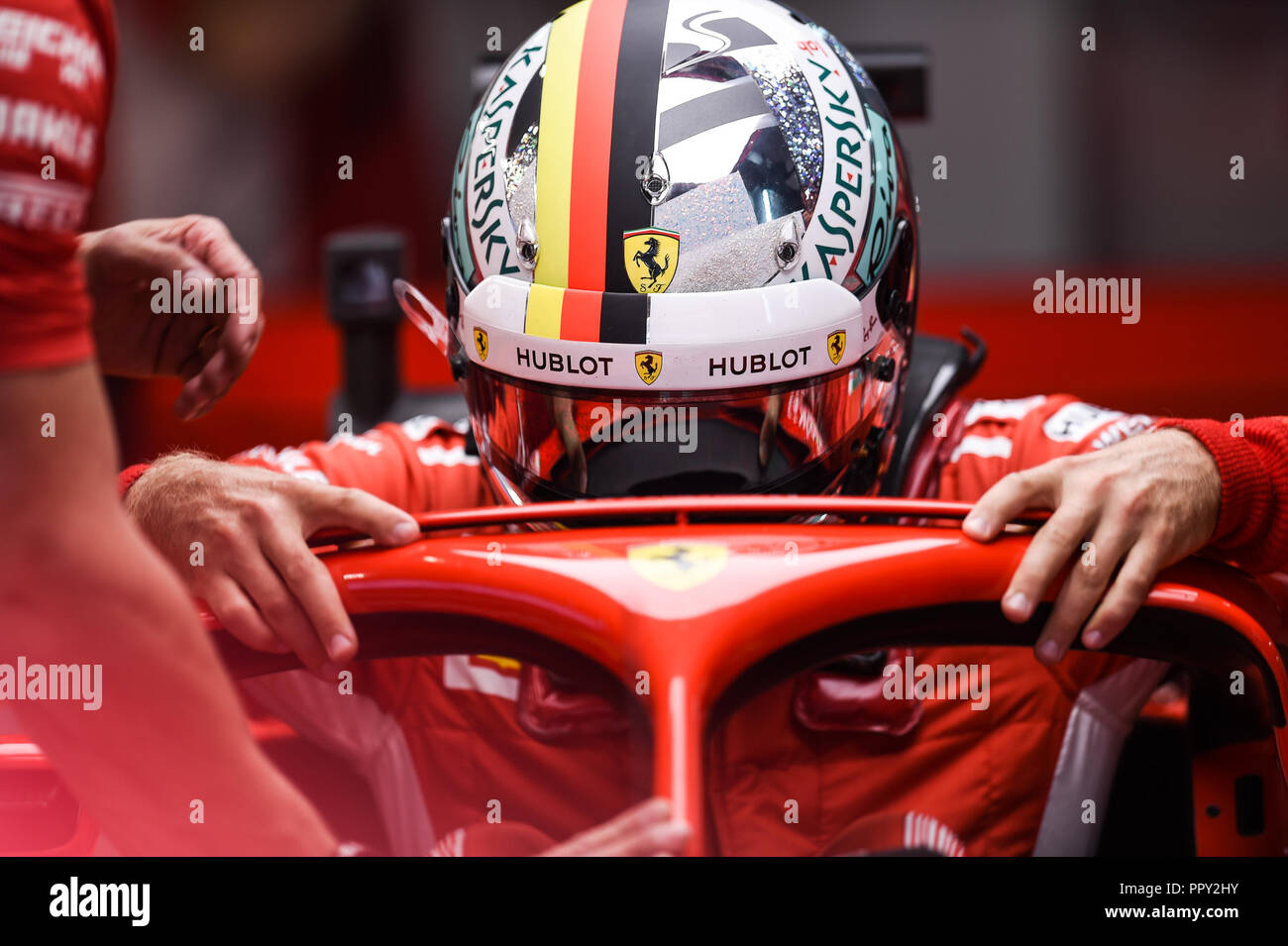 Sochi, Russland. 28 Sep, 2018. Sebastian Vettel der Scuderia Ferrari wird im Auto während der 2. Übung bei Formel 1 VTB Grand Prix in Sotschi, Russland, Sept. 28, 2018. Credit: Evgeny Sinitsyn/Xinhua/Alamy leben Nachrichten Stockfoto