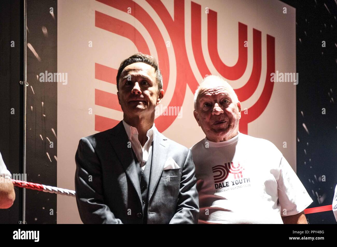 London, 28. September 2018: ehemalige England und Chelsea Spieler Dennis Wise mit einem boxtrainer. Die Dale Jugend Amateur Boxing Club öffnet im neuen Prämisse nach alles verlieren im Grenfell Turm Katastrophe. Credit: Claire Doherty/Alamy leben Nachrichten Stockfoto