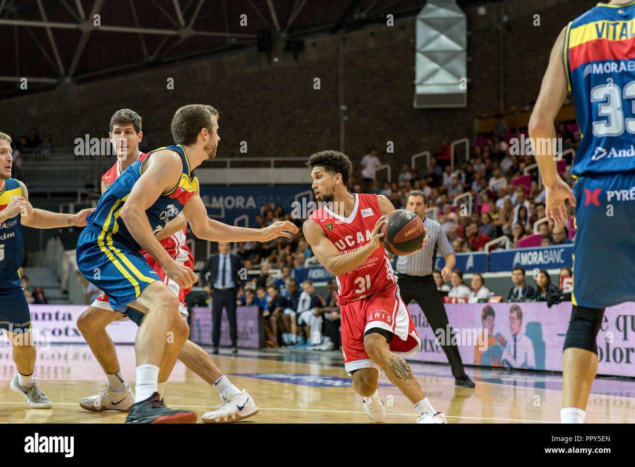 Andorra la Vella, Andorra. 28. September, 2018. Askia Booker der UCAM Murcia Angriffe gegen die Marke von Jhon Shurna Mora Banc Andorra. Die spanische Liga Spiel zwischen Morabanc Andorra BC und UCAM Murcia an Poliesportiu d'Andorra Stadion in Andorra La Vella. Quelle: Martin Silva Cosentino/Alamy leben Nachrichten Stockfoto