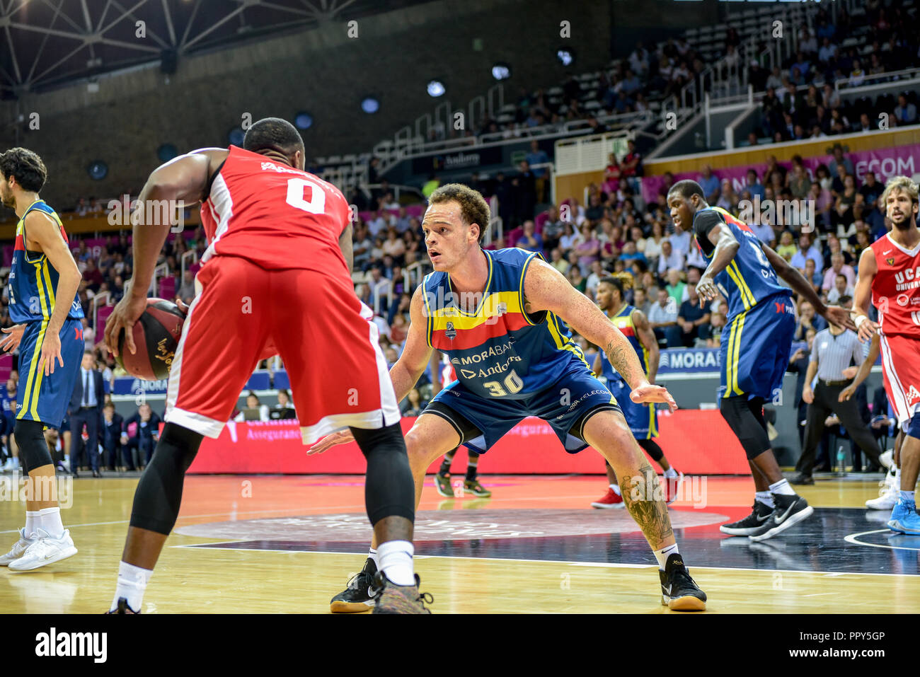 Andorra la Vella, Andorra. 28. September, 2018. Ovie Soko (ucam Murcia) hält, während Reggie Upshaw jr (Mora Banc Andorra) gut positioniert verteidigt. in der Spanischen Liga Spiel zwischen Morabanc Andorra BC und UCAM Murcia an Poliesportiu d'Andorra Stadion in Andorra La Vella. Quelle: Martin Silva Cosentino/Alamy leben Nachrichten Stockfoto