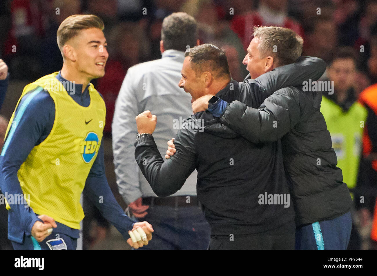 Deutsche Fußball, Berlin, 28. September 2018 Pal DARDAI, Hertha Trainer Jubel, Freude, Emotionen, feiern, lachen, Jubeln, Jubeln, reißt die Arme, ballte die Faust, Feiern, Feier, Hertha BSC Berlin - FC BAYERN MÜNCHEN - DFL-Bestimmungen verbieten die Verwendung von Fotografien als BILDSEQUENZEN und/oder quasi-VIDEO - 1. Deutsche Fussball Liga, Berlin, 28. September 2018, Saison 2018/2019, Spieltag 6 © Peter Schatz/Alamy leben Nachrichten Stockfoto