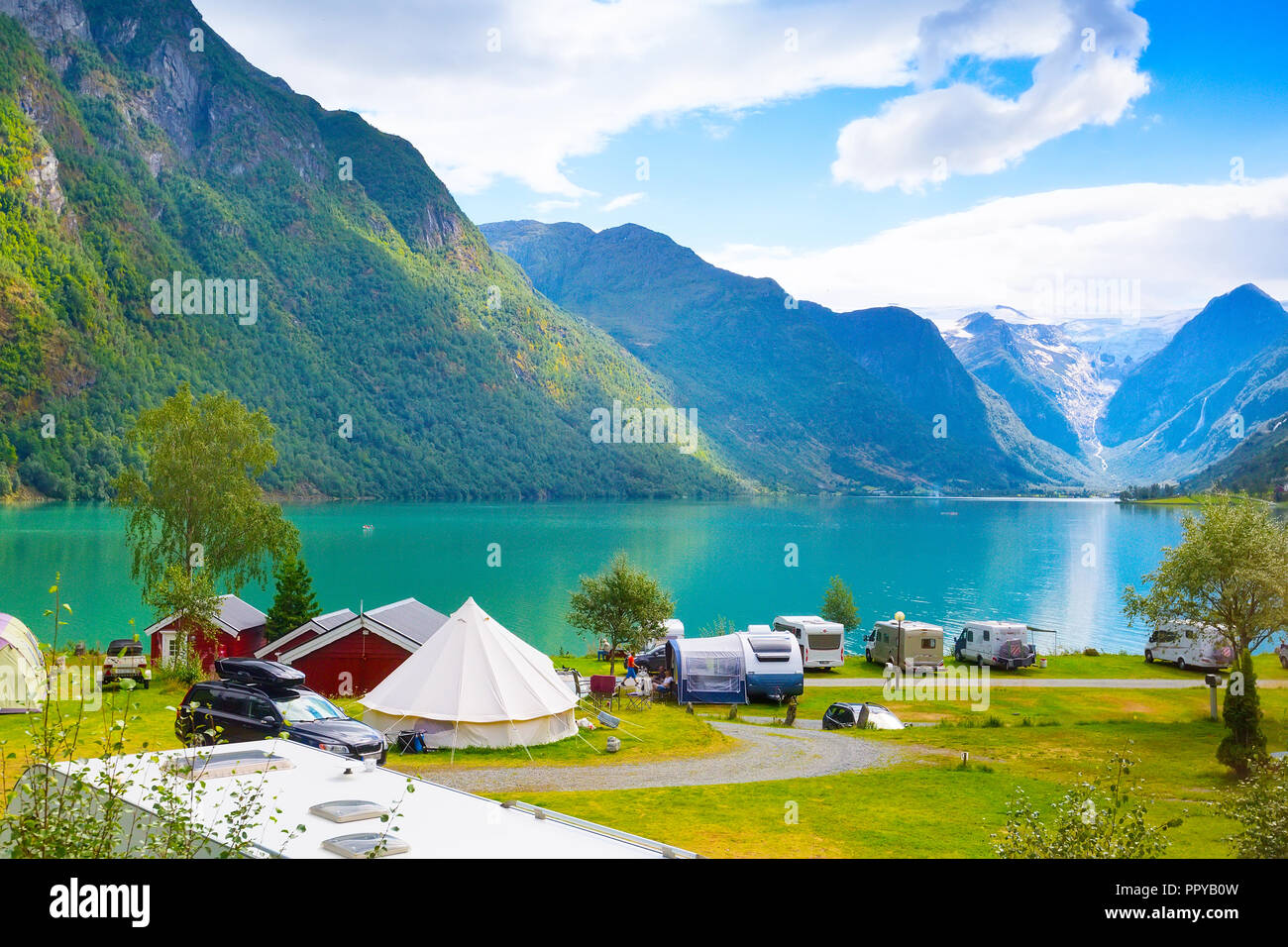 Norwegischer camping Landschaft mit Fjord, Berge mit Wolken und bunten  Huser in Olden, Norwegen Stockfotografie - Alamy
