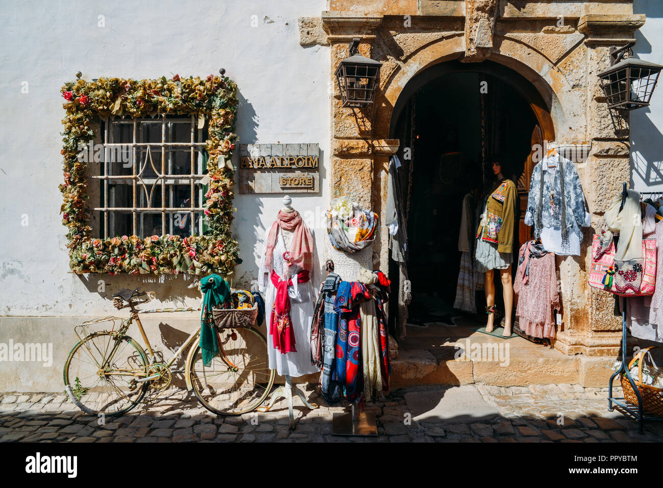 Obidos, Portugal - Sept 25, 2018: Traditionelle portugiesische Souvenirs zum Verkauf auf Anzeige in der historischen Altstadt von Portimao, Portugal erfasst Stockfoto