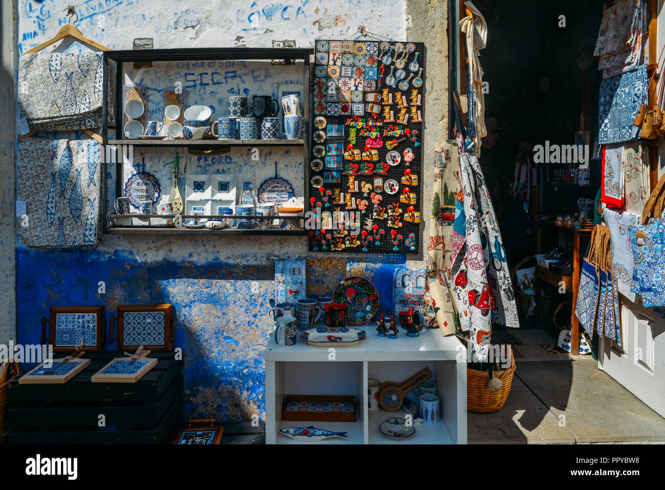 Obidos, Portugal - Sept 25, 2018: Traditionelle portugiesische Souvenirs zum Verkauf auf Anzeige in der historischen Altstadt von Portimao, Portugal erfasst Stockfoto