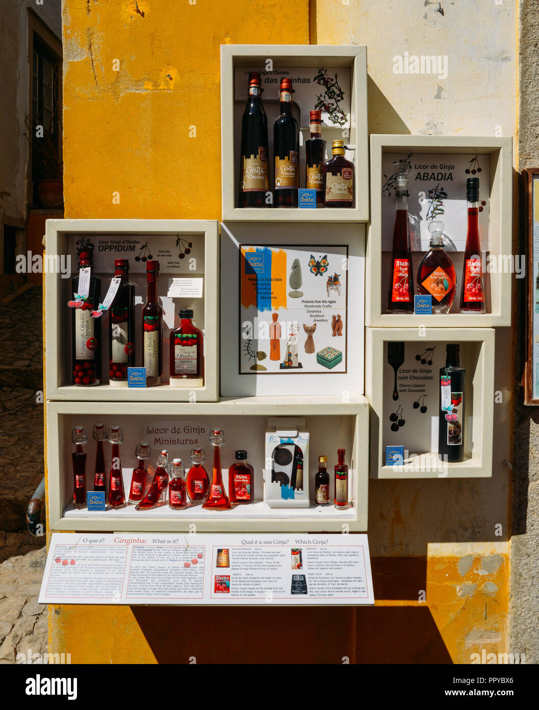 Obidos, Portugal - Sept 25, 2018: Traditionelle portugiesische Souvenirs zum Verkauf auf Anzeige in der historischen Altstadt von Portimao, Portugal erfasst Stockfoto