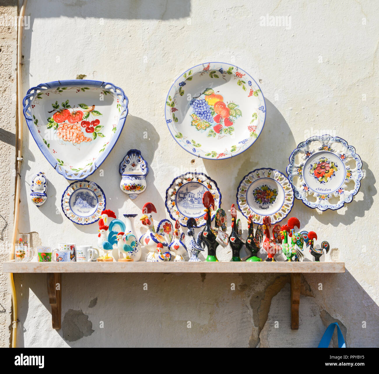 Obidos, Portugal - Sept 25, 2018: Traditionelle portugiesische Souvenirs zum Verkauf auf Anzeige in der historischen Altstadt von Portimao, Portugal erfasst Stockfoto