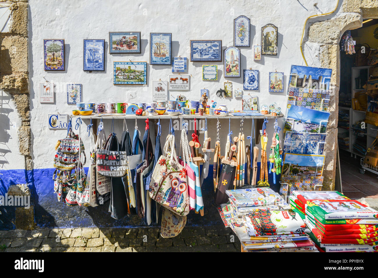 Obidos, Portugal - Sept 25, 2018: Traditionelle portugiesische Souvenirs zum Verkauf auf Anzeige in der historischen Altstadt von Portimao, Portugal erfasst Stockfoto