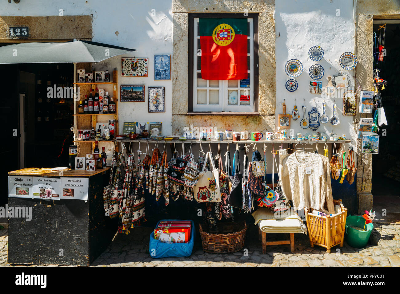Obidos, Portugal - Sept 25, 2018: Traditionelle portugiesische Souvenirs zum Verkauf auf Anzeige in der historischen Altstadt von Portimao, Portugal erfasst Stockfoto