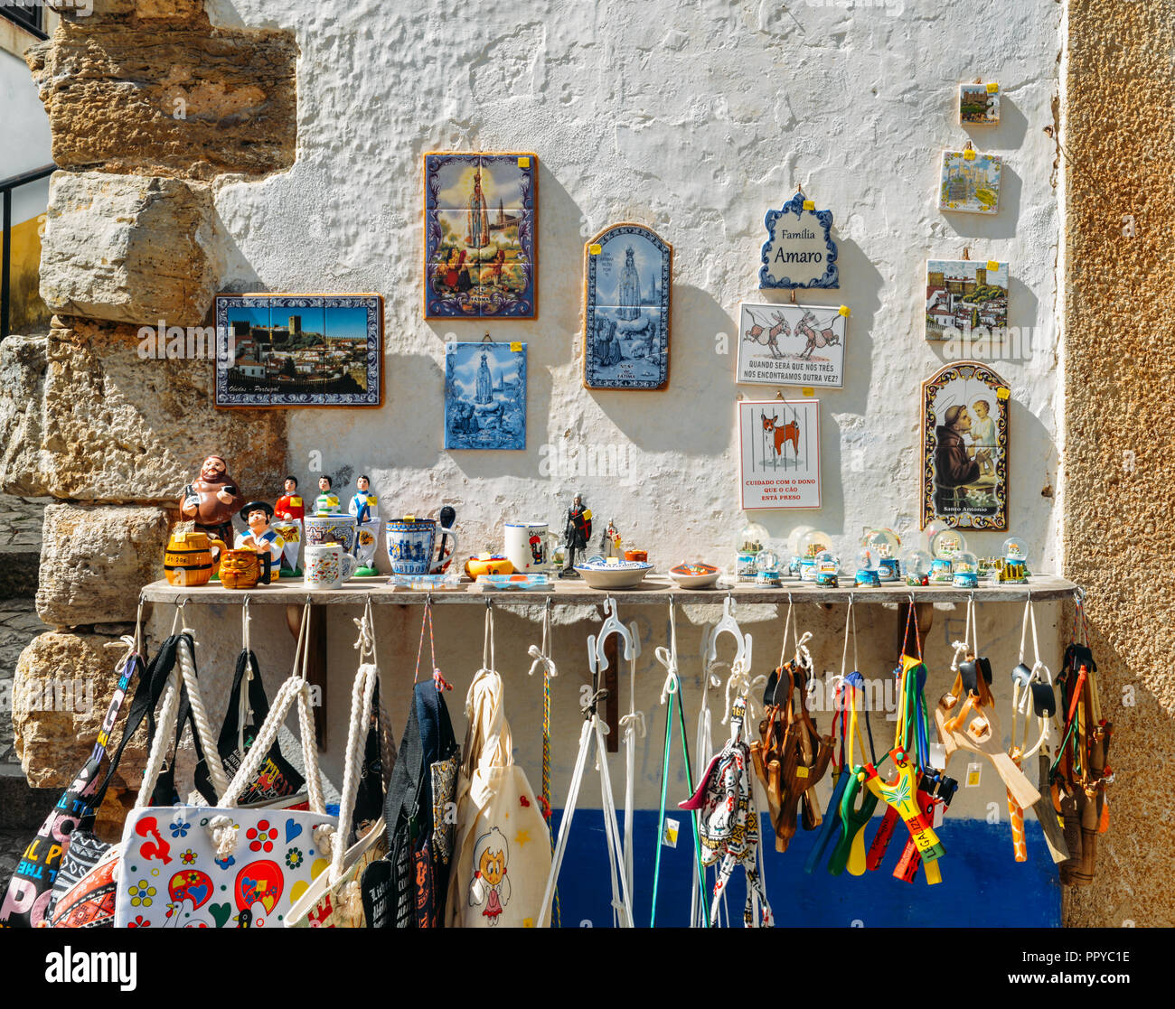 Obidos, Portugal - Sept 25, 2018: Traditionelle portugiesische Souvenirs zum Verkauf auf Anzeige in der historischen Altstadt von Portimao, Portugal erfasst Stockfoto