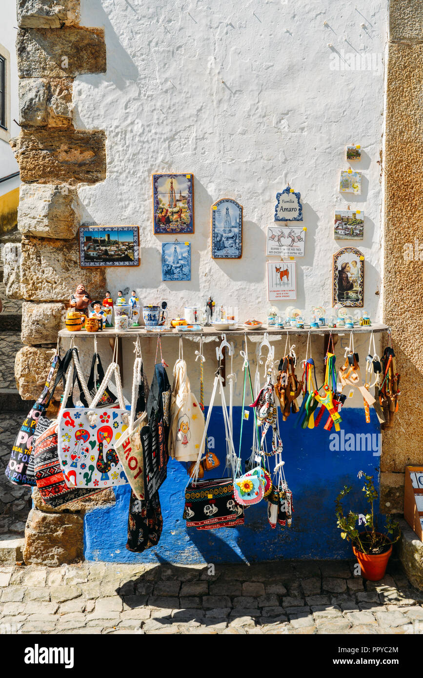 Obidos, Portugal - Sept 25, 2018: Traditionelle portugiesische Souvenirs zum Verkauf auf Anzeige in der historischen Altstadt von Portimao, Portugal erfasst Stockfoto